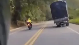 Motociclista en carretera a la altura del río Cauca en Supía, Caldas