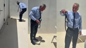 Robert F. Kennedy Jr., secretario de Salud y Servicios Humanos de Estados Unidos, con las víboras en sus manos