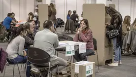 Personas votando