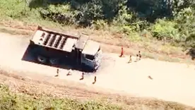 Niños jugaron junto a una volqueta cargada 