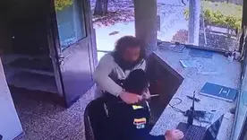 Hombre ingresó a un CAI en Bogotá y atacó con un cuchillo a un policía