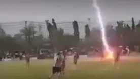 Futbolista muere tras ser impactado por un rayo durante un partido en Tailandia