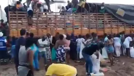 Personas "saqueando" camión con ayudas humanitarias en Buenaventura