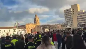 Evacuación en la Plaza de Bolívar de Tunja por temblor en Chíquiza, Boyacá