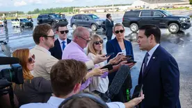 Marco Rubio antes de abordar el avión hacia Colombia