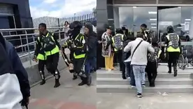 Momento en donde guardas de seguridad de TransMilenio llevan a Cristian David Garzón Castro a un hospital
