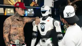 Westcol y Blessd junto a robot humanoide