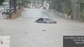 Vehículo en Cali quedó atrapado en medio de la inundación ocasionada por las fuertes lluvias