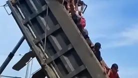 Conductor de volqueta levantó el platón para bajar a jóvenes que viajaban como polizones en Montería