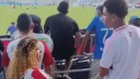 Humillan a joven hincha por usar chanclas en el Romelio Martínez; su historia conmueve al país. 