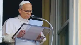 Papa León XIV durante el rezo Ángelus en el Vaticano