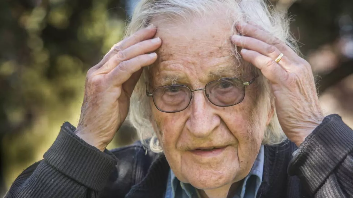 Así se adoctrina a los jóvenes según Noam Chomsky