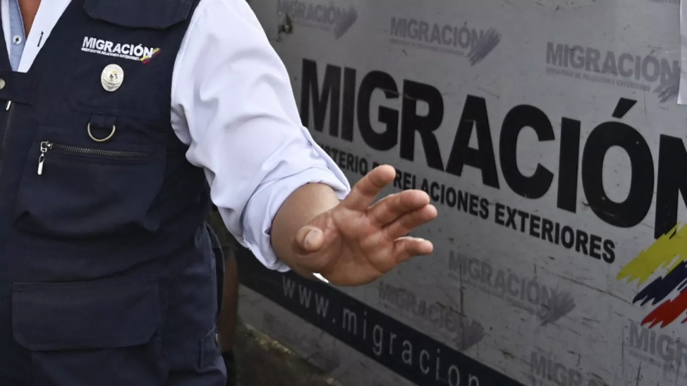 Funcionario de Migración Colombia