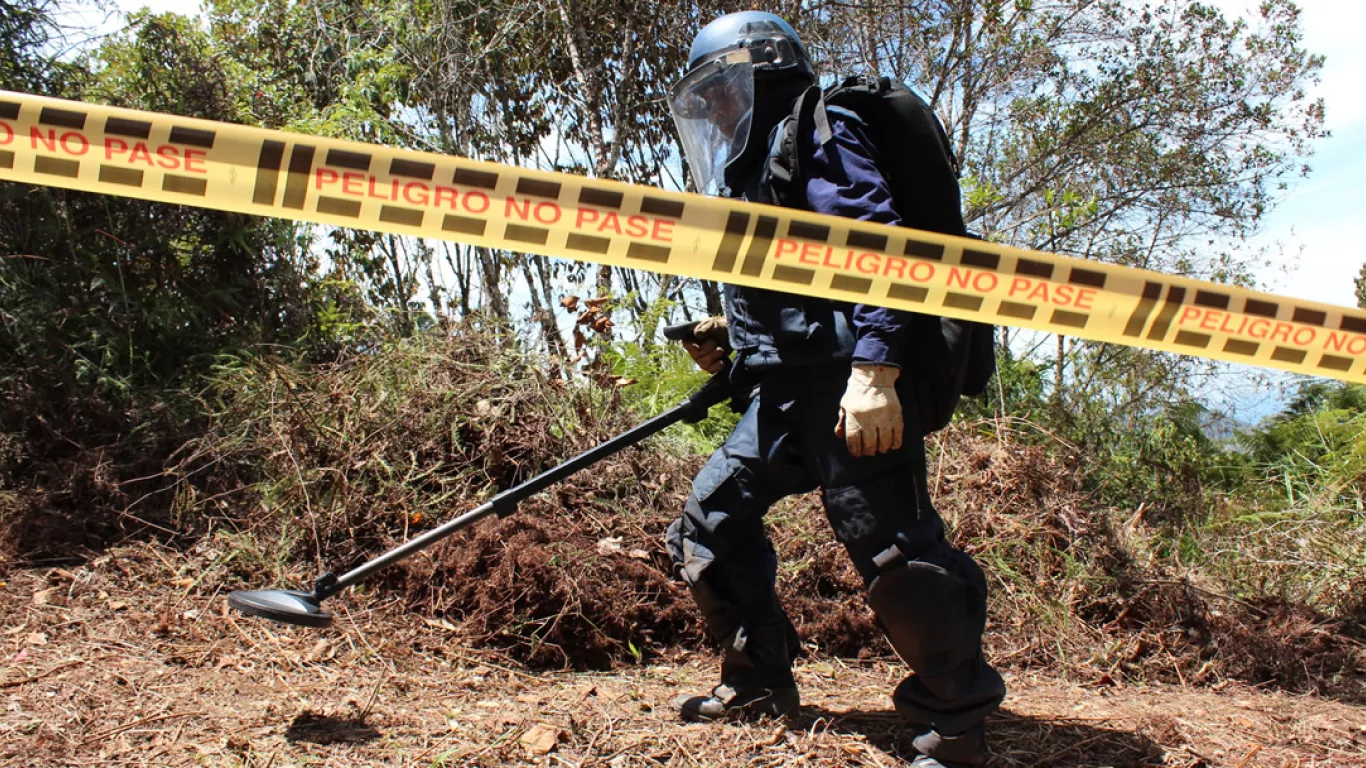 Actividad de desminado humanitario en Colombia