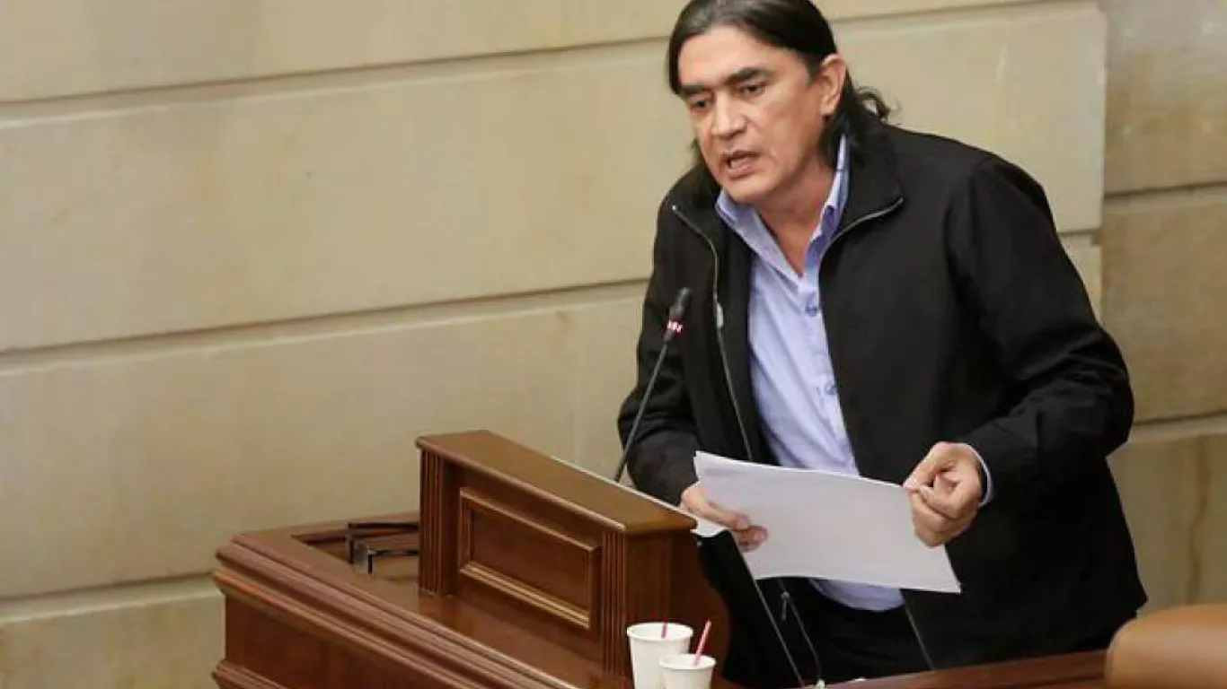 Senador Gustavo Bolívar criticó reunión de Epa Colombia con Álvaro Uribe