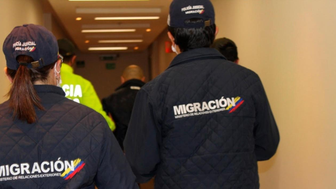 Funcionario de Migración Colombia
