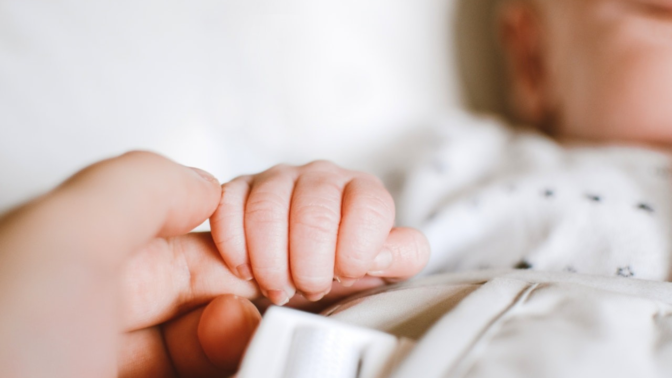Licencia de paternidad se transferirá a la madre si el padre muere