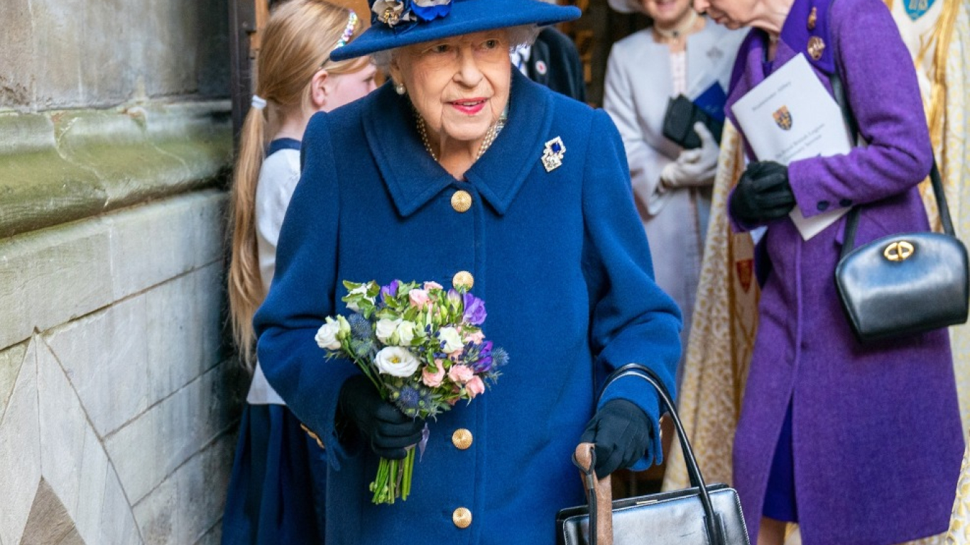 Reina Isabel II vista en público con ayuda de un bastón
