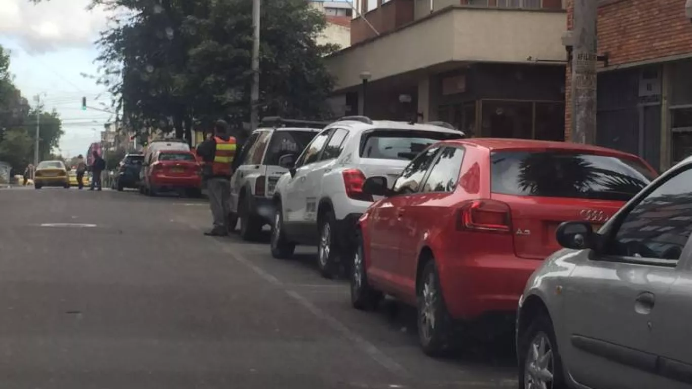 Definidas tarifas por parquear en vías de Bogotá