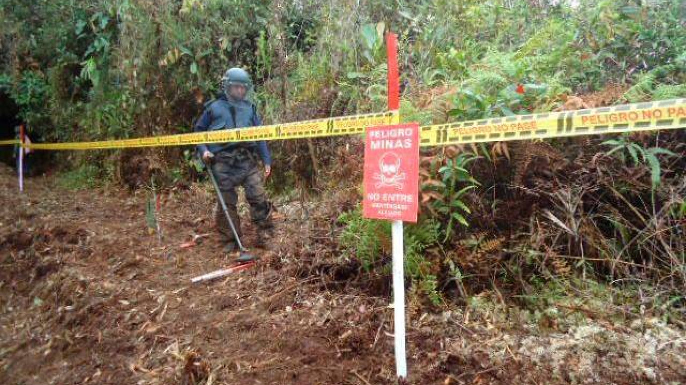 Dos policías heridos tras caer en campo minado en Antioquia