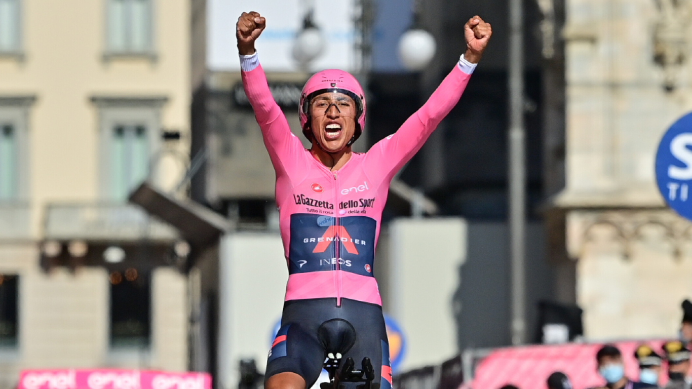 Egan Bernal al ganar el Giro de Italia 2021