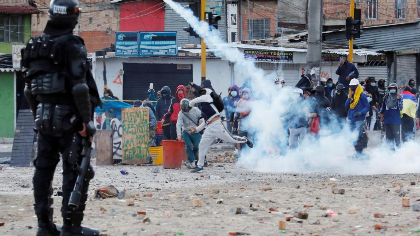 Bogotá: menores heridos, bus vandalizado y enfrentamientos dejó jornada de manifestación