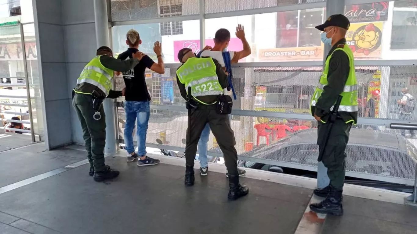 Policías en estación del MIO en Cali