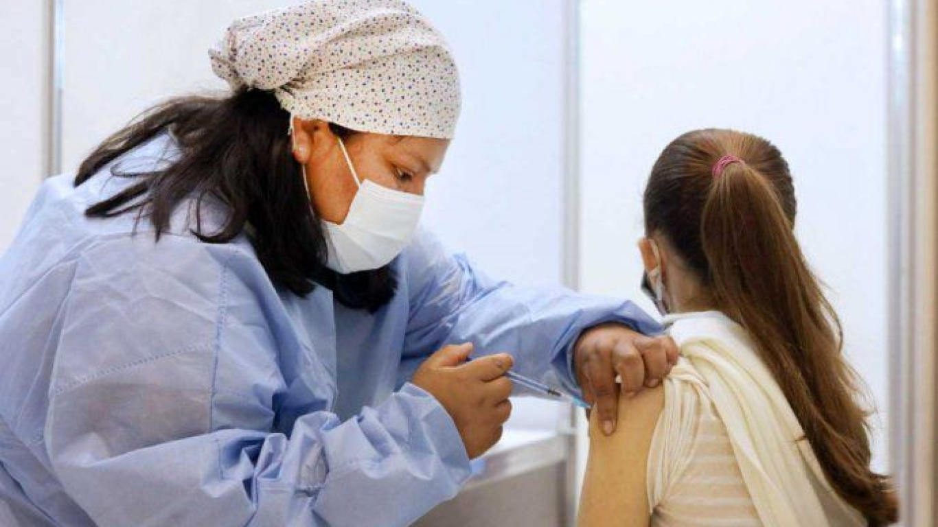 Se estudia posibilidad de vacuna anticovid para menores de 12 años en Colombia