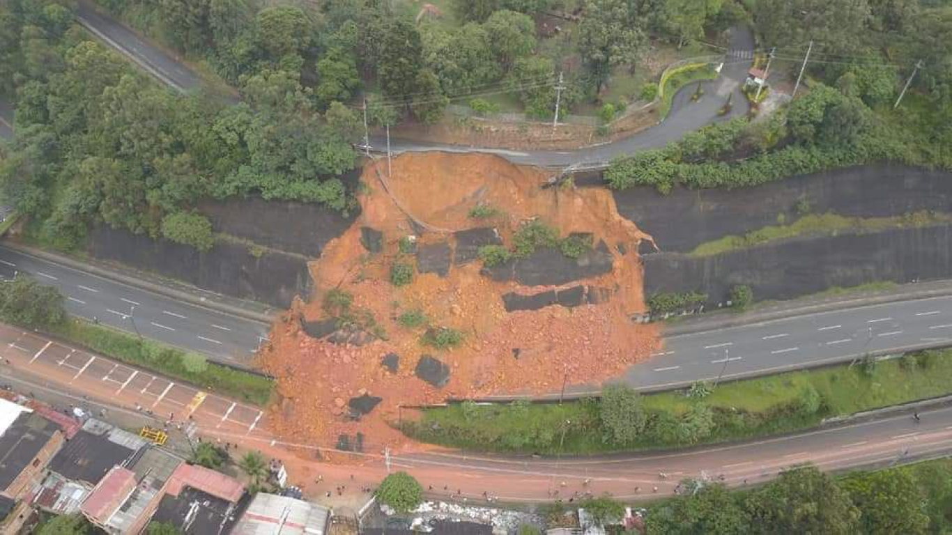 Deslizamiento causa cierre de la Troncal a la Costa Caribe