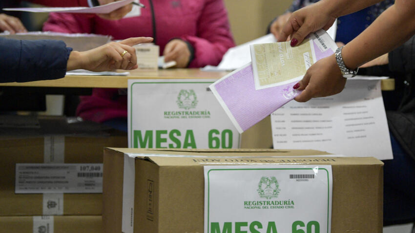 Voto en blanco e indecisos puntean en encuesta a la presidencia