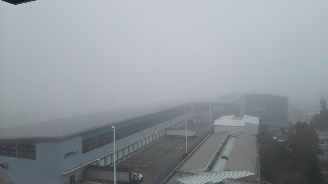 Densa niebla afecta despegues en el Aeropuerto El Dorado