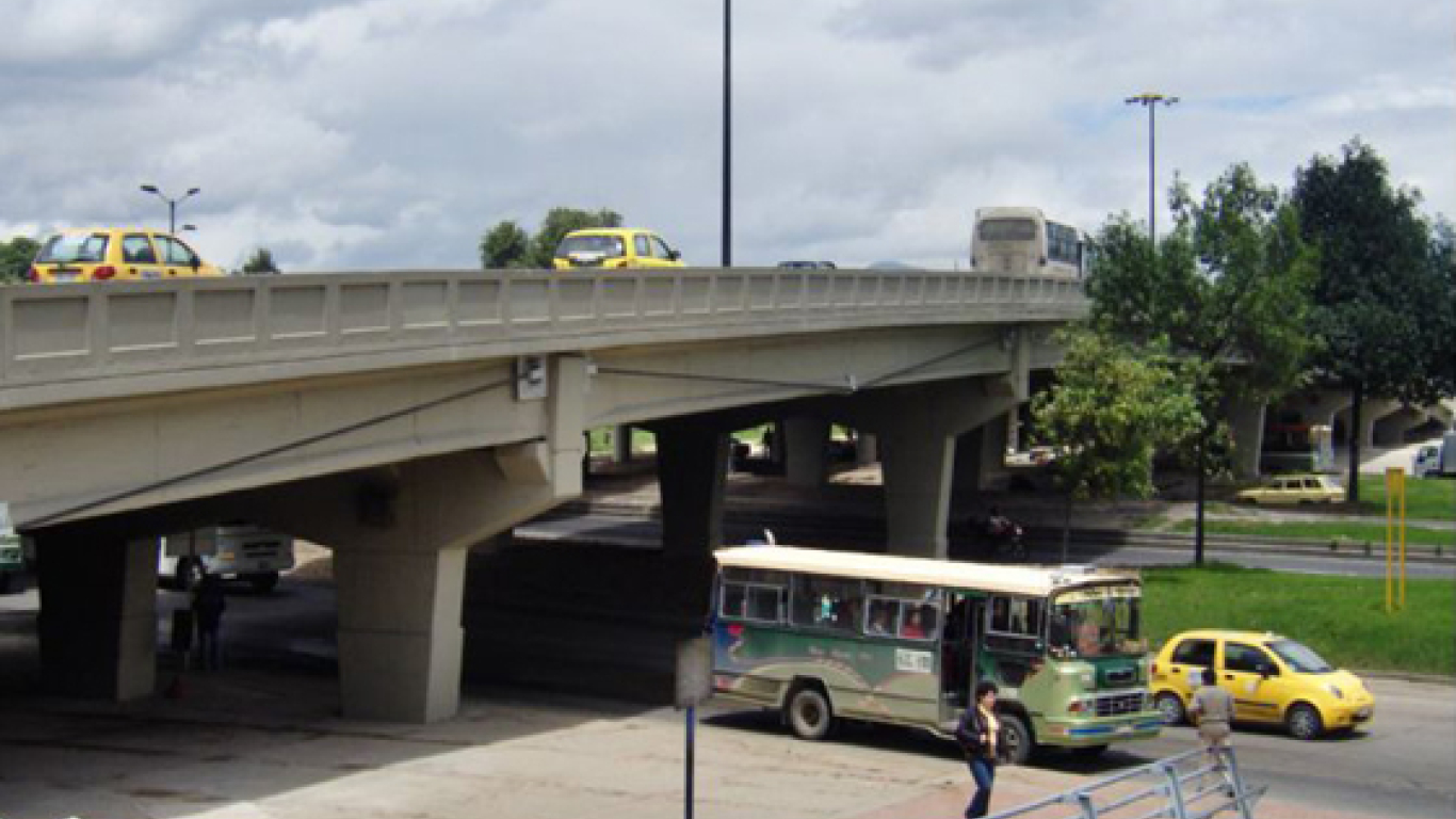 puente de la avenida 68 con calle 26 en Bogotá