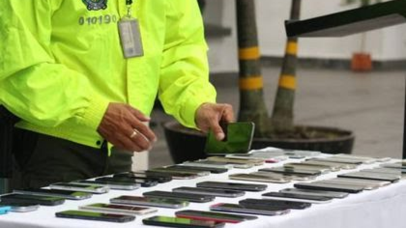 Cinco capturados en operativo contra tráfico de celulares en Bogotá