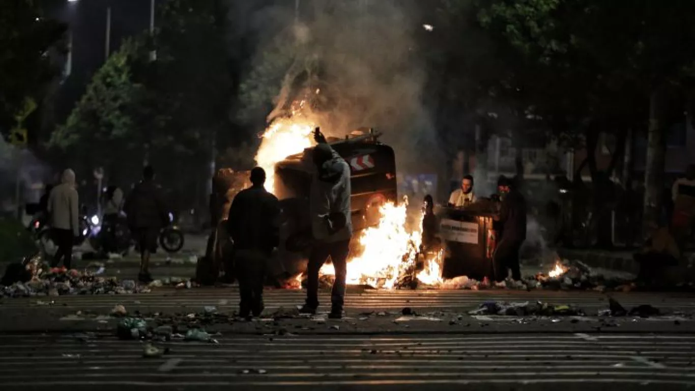 Disturbios y bloqueos generó nueva protesta en Bogotá