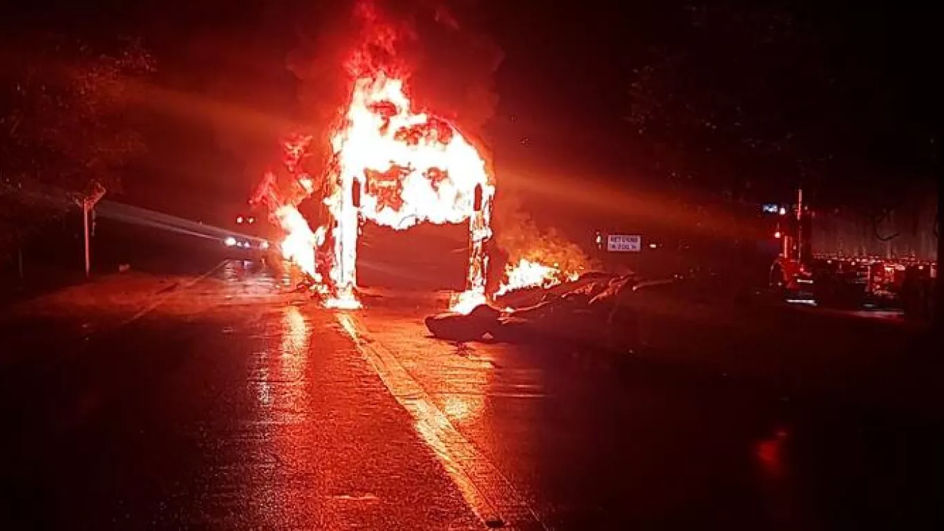 Bus intermunicipal se incendió en vía Bogotá – Girardot