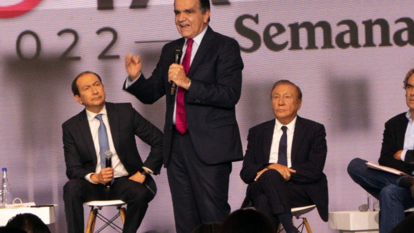 Candidato presidencial Óscar Iván Zuluaga positivo para Covid-19