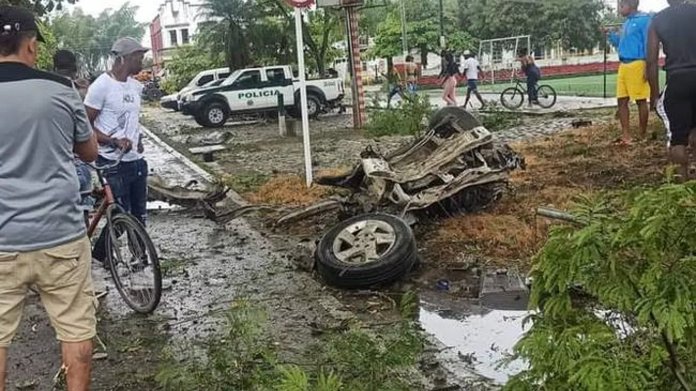 Los hechos se registraron sobre las 8:05 am de este domingo 6 de febrero cuando un carro bomba que al parecer iba dirigido para atentar contra la estación de Policía del municipio de Padilla, Cauca explotó muy cerca a la iglesia del casco urbano.  Según la información preliminar no se reportaron heridos pero si daños materiales, mientras tanto, al lugar de los hechos se han transladado tropas del Ejército Nacional desde Cali y Popayán, para acordonar la zona y controlar la situación de orden público.   Por 