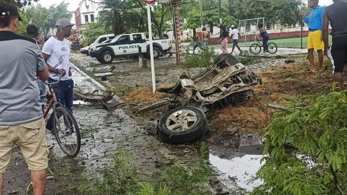 Los hechos se registraron sobre las 8:05 am de este domingo 6 de febrero cuando un carro bomba que al parecer iba dirigido para atentar contra la estación de Policía del municipio de Padilla, Cauca explotó muy cerca a la iglesia del casco urbano. Según la información preliminar no se reportaron heridos pero si daños materiales, mientras tanto, al lugar de los hechos se han transladado tropas del Ejército Nacional desde Cali y Popayán, para acordonar la zona y controlar la situación de orden público. Por