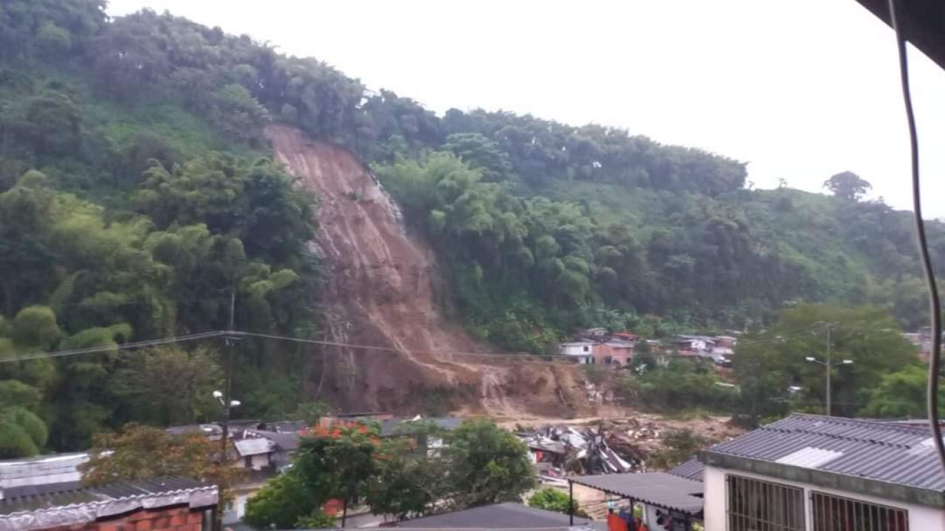 Pereira: derrumbe deja varias viviendas taponadas Pereira: derrumbe deja varias viviendas taponadas