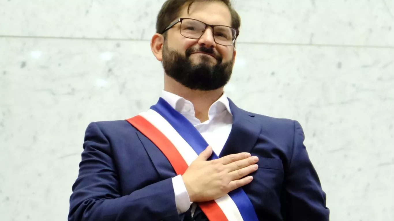 Gabriel Boric asume como el presidente más joven de Chile