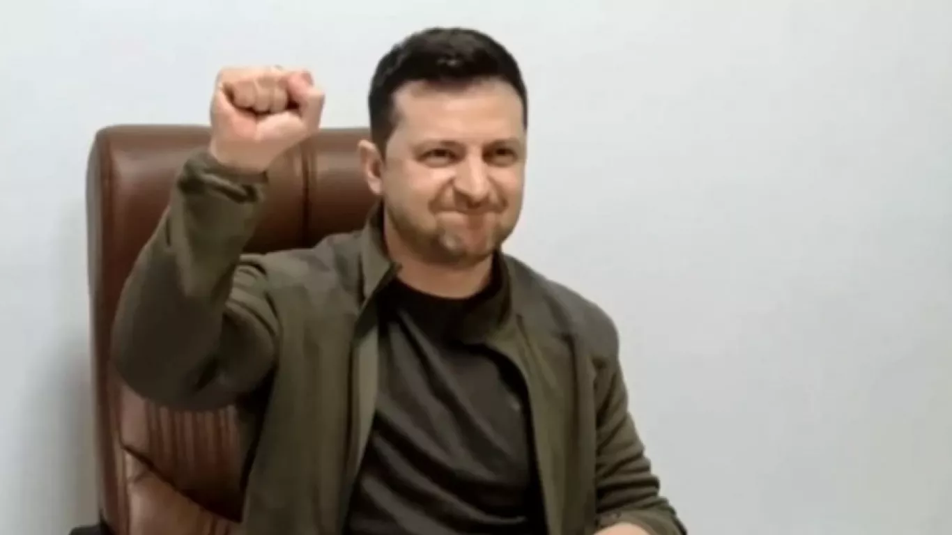 Volodímir Zelenski aparece por primera vez en su despacho
