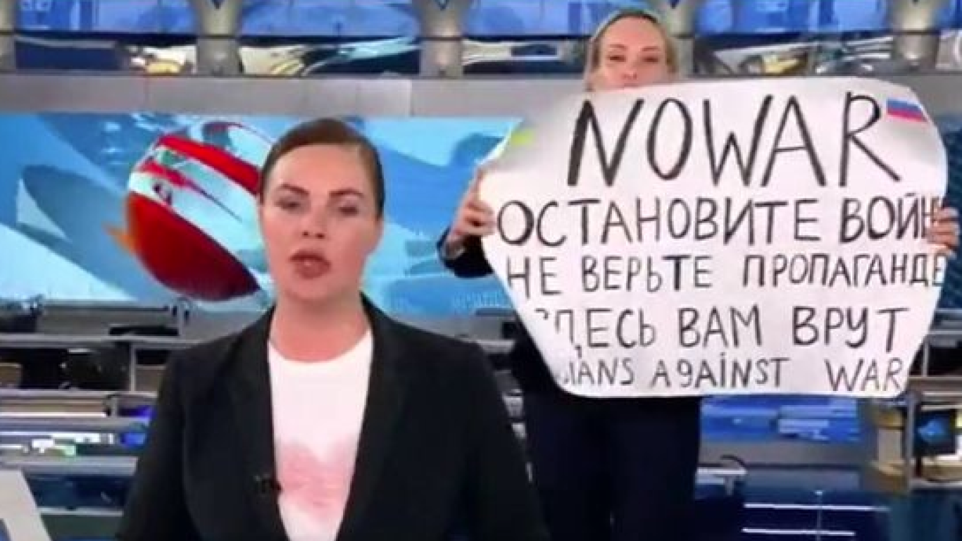 Periodista rusa protesta por la guerra en plena emisión de noticiero