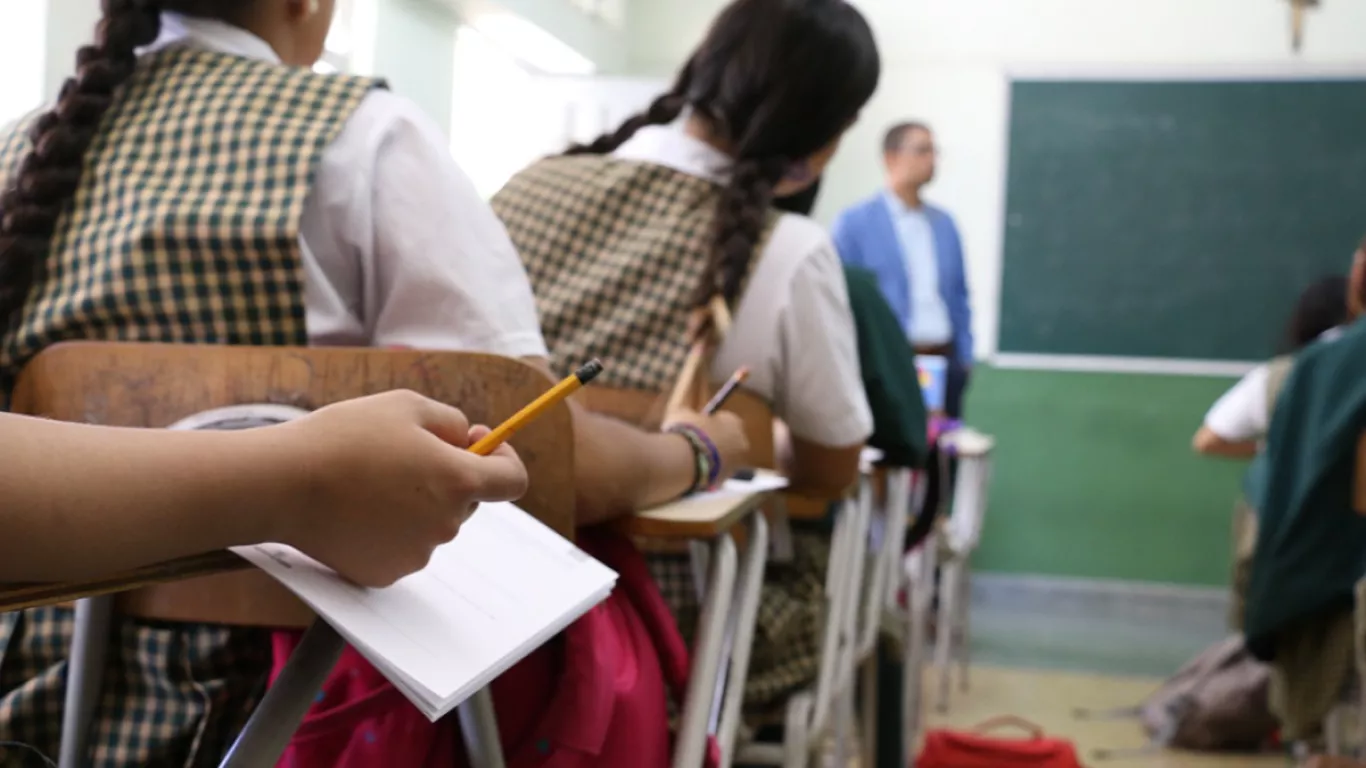 Alumno agredió a su compañera dentro de un salón de clases en Cali