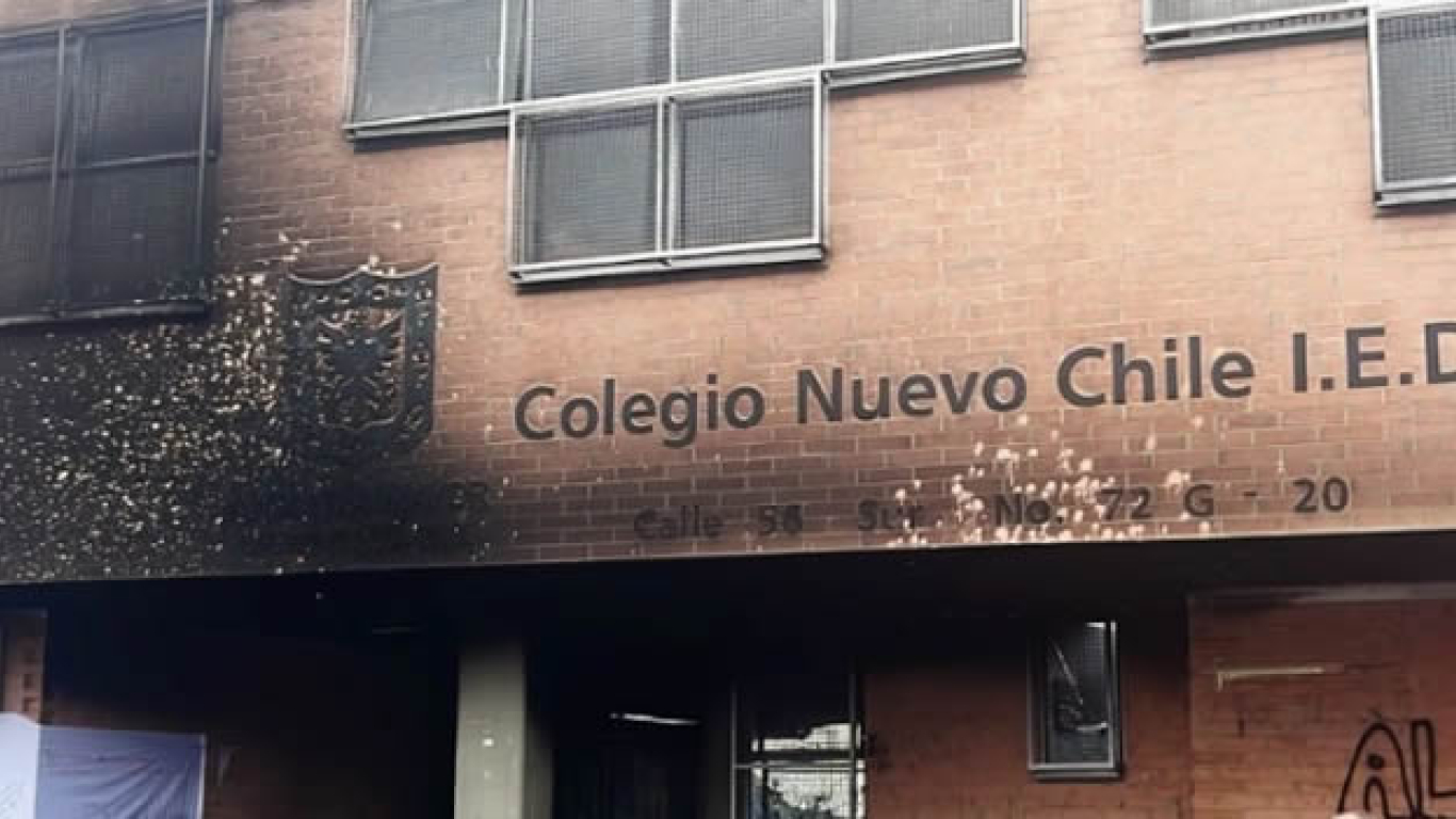 Bogotá: La 'Primera Línea' podría estar implicada en el incendio de un colegio