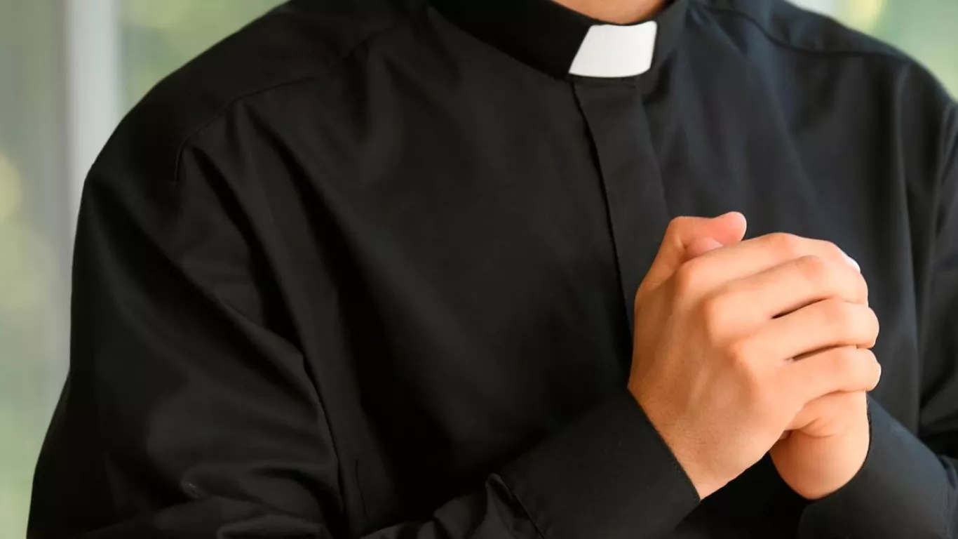 Envían a la cárcel a sacerdote por abuso sexual a menores de edad