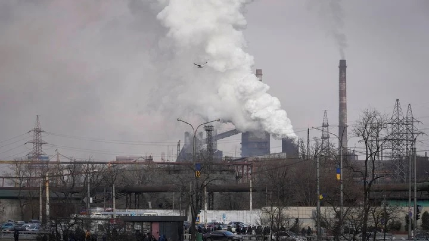 Ataque ruso destruye casi por completo la planta metalúrgica en Mariupol