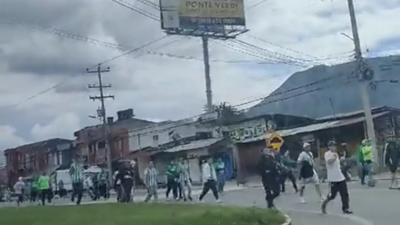 Desmanes en la vía Chía-Cota por enfrentamientos entre hinchas de Atlético Nacional