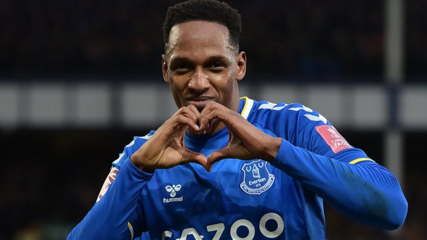 Yerry Mina será titular tras dos meses sin jugar con el Everton