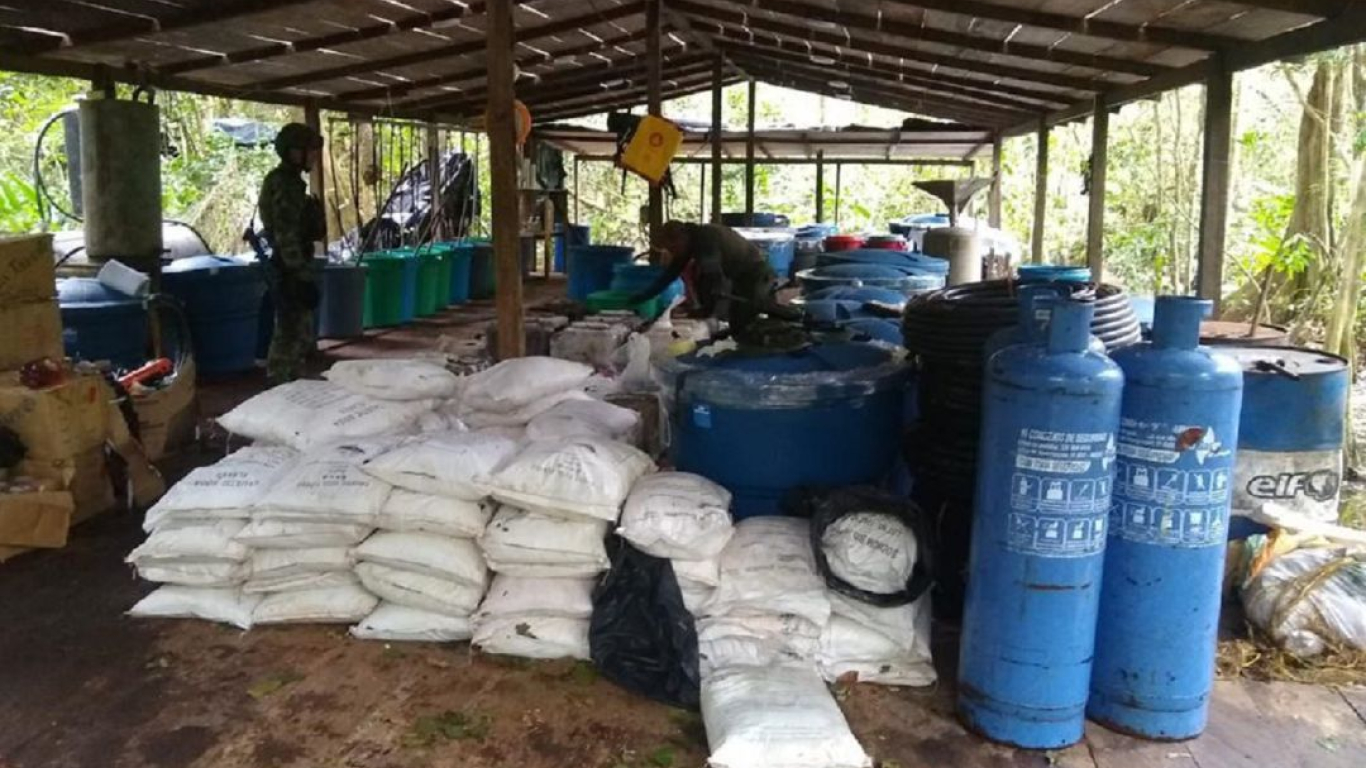 En un operativo conjunto del Ejército Nacional, el CTI de la Fiscalía General y agentes de la DEA, impactaron un complejo narcotraficante del ELN en Andes de Sotomayor, Nariño. Las unidades realizaron las diligencias durante tres días que duraron recorriendo el lugar en una zona boscosa y de difícil acceso en búsqueda de un laboratorio utilizado para la producción de estupefacientes del grupo armado. Una vez hallaron lo que buscaban, constataron que se trataba de un gigantesco complejo narcotraficante qu