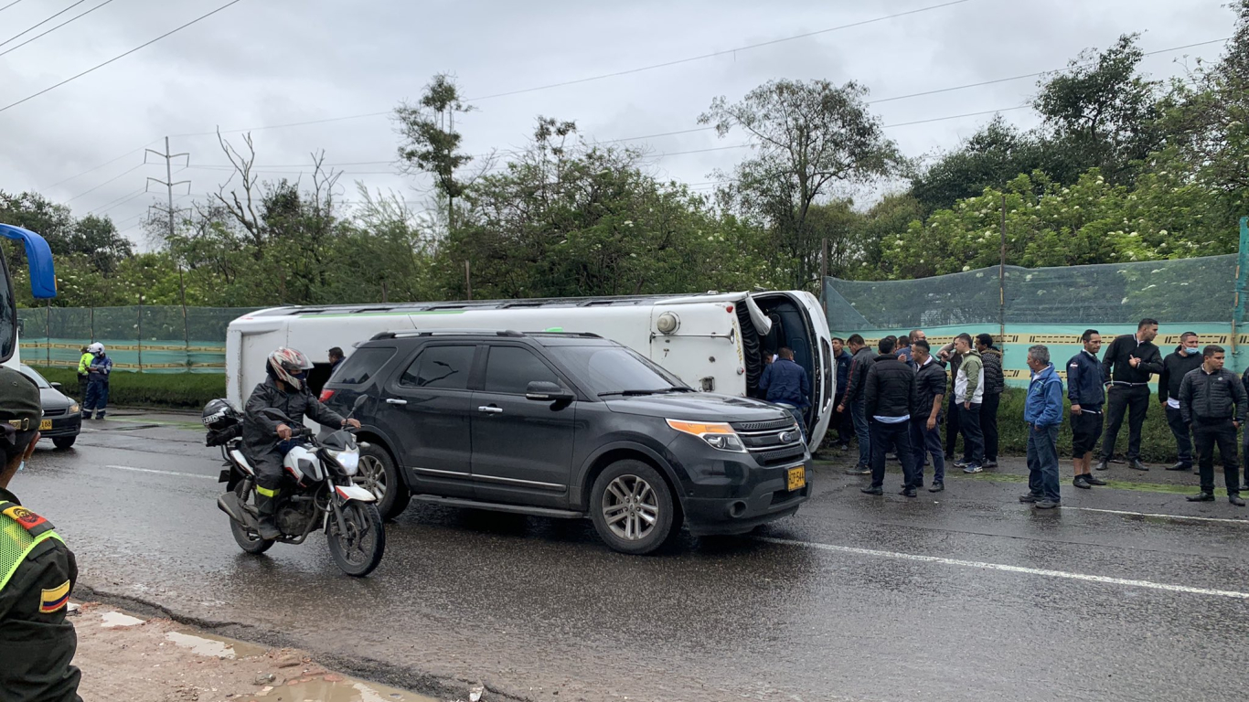 Bus escolar se volcó en la autopista norte